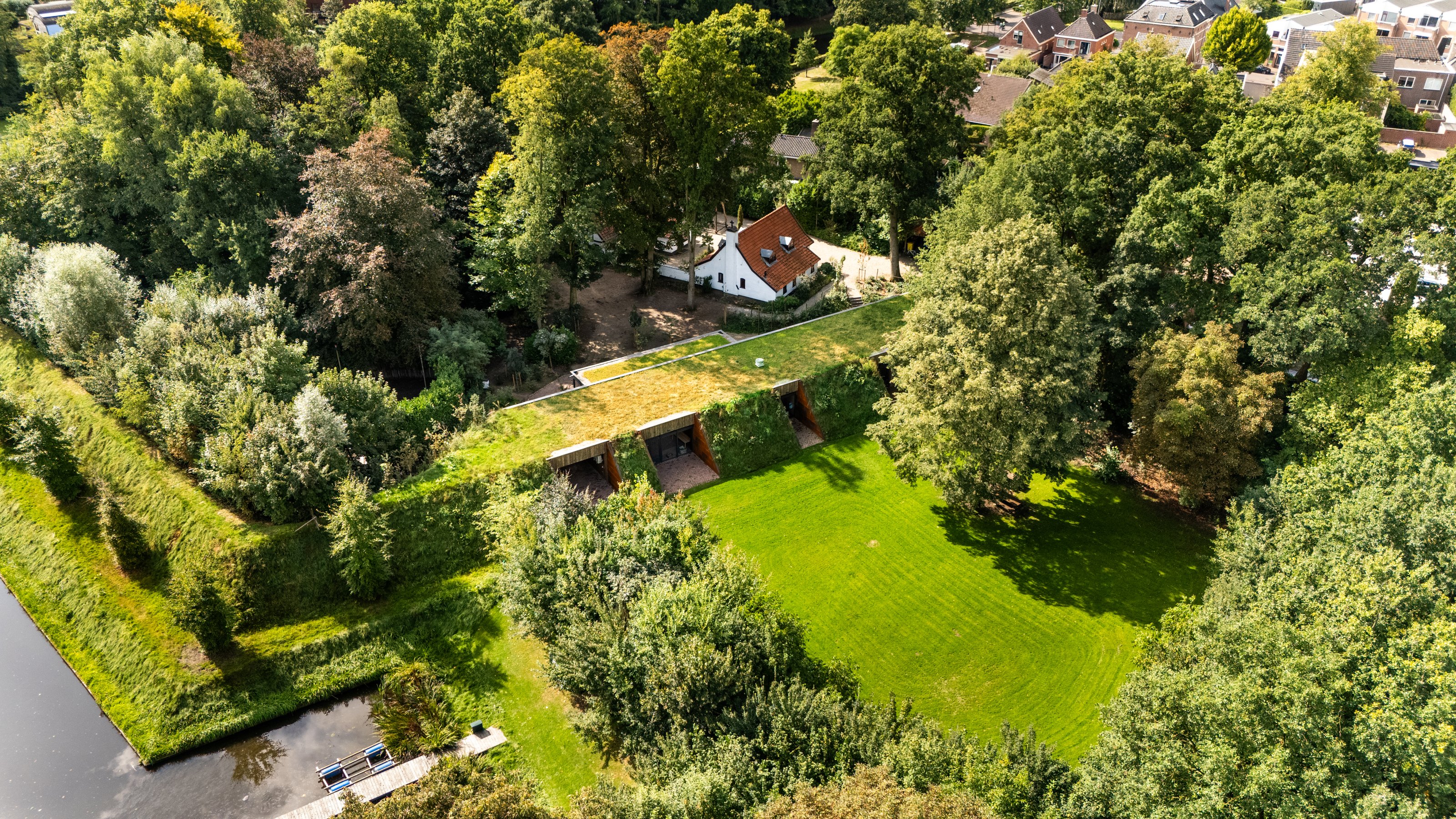 Luchtfoto van Groenlo met in het midden Jongensstad: het groene terrein op de vestingwal, omringd door de gracht.